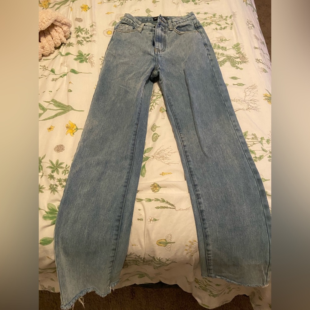 PRETTYLITTLETHING mid rise straight leg jeans light wash 00 petite